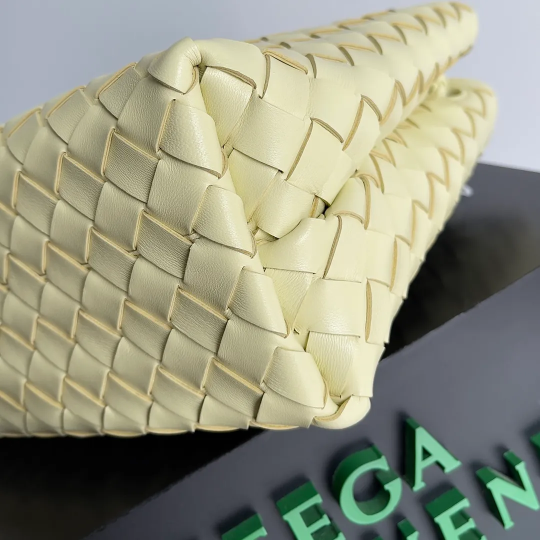 The 2023 new Andiamo batch of 1860 BV has been shipped‼ ️Really popular🔥The new Andiamo woven handbag launched by Bottega Veneta this season is really popular all over the world! ! Celebrities at home and abroad have worn it, and Oscar-winning actress Michelle Yeoh has taken it out on the street. Song Jia, Trai Yara, Yu Feihong, Sanji Ayaka, Rosie Hunting-Whiteley, Yoshioka Riho, etc. have all picked up this bag. It is classic and versatile, showing off its temperament, and the bag capacity is also large, which is very convenient for daily commuting! ! A variety of carrying methods, the shoulder straps can be adjusted by yourself, the original lambskin feels soft and delicate, and the neutral style is made to break gender boundaries and bring a more practical and longer-lasting use experience. Andiamo, which has both elegant and casual styles, perfectly interprets the true appearance of "fashionable old money style". Style number: 743568 Size: 25*22*10.5cm